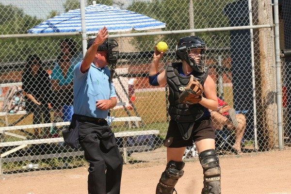 Arbitre de softball au marbre