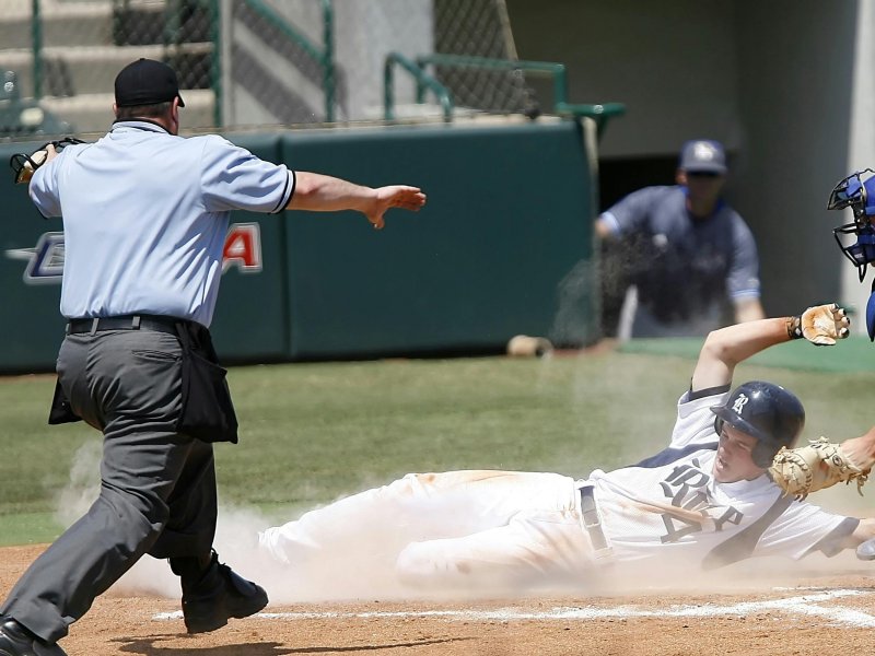 Arbitre déclarant un joueur sauf au marbre